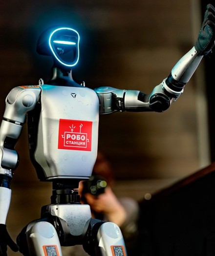 Железная логика: гуманоид в зале